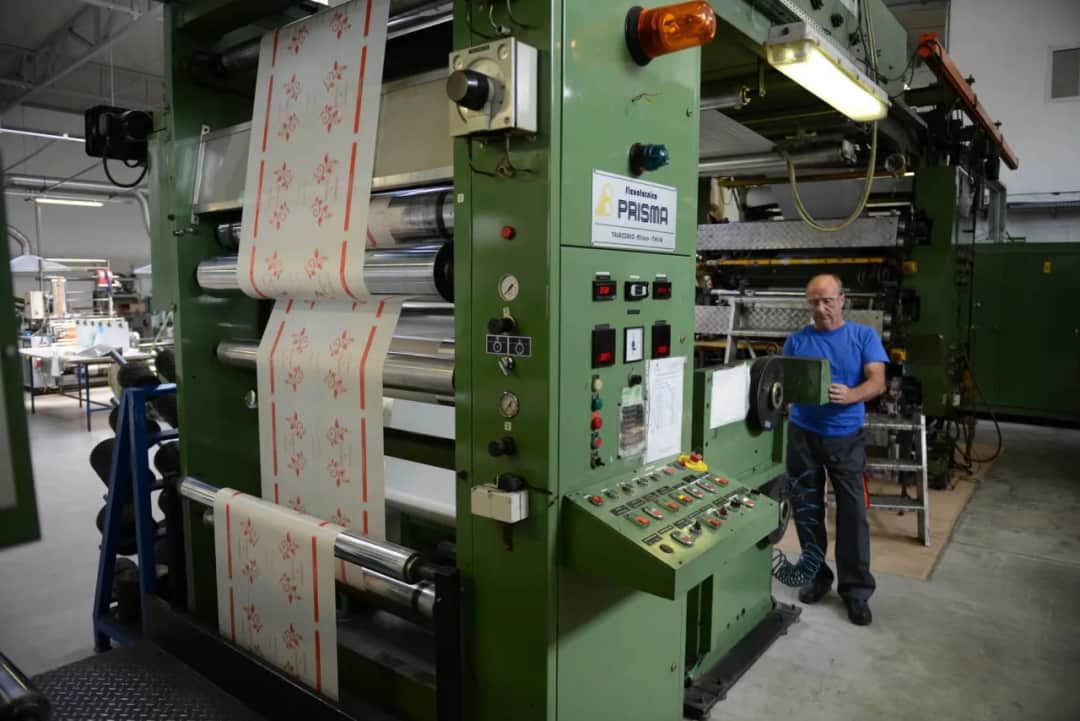 Drukarnia fleksograficzna co to jest i jak zmienia przemysł druku