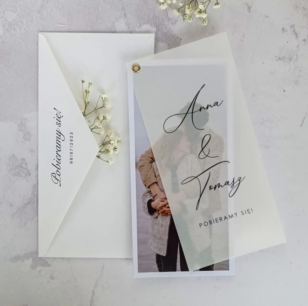 Na jakim papierze drukować zaproszenia, aby wyglądały profesjonalnie?