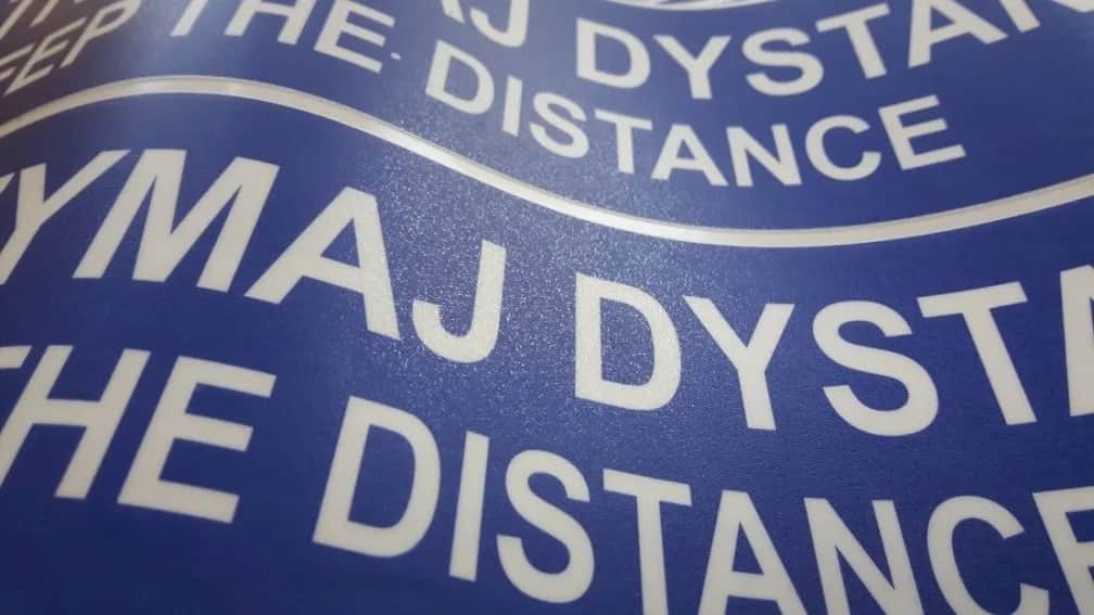 Folia podłogowa druk - jak wykorzystać jej zalety w przestrzeniach komercyjnych