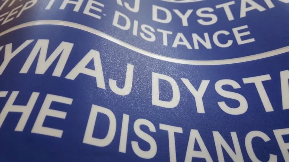 Folia podłogowa druk - jak wykorzystać jej zalety w przestrzeniach komercyjnych