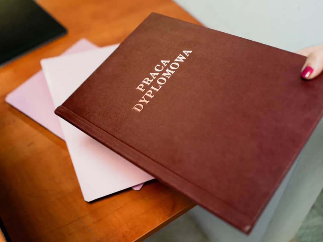 Ile trwa drukowanie pracy dyplomowej? Czas, który musisz znać